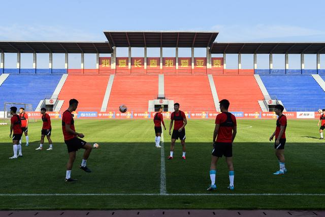 莱昂纳德32分快船险胜森林狼 76人力克独行侠